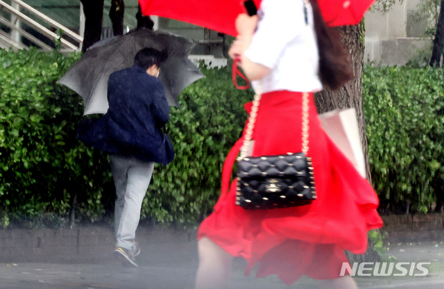 [서울=뉴시스]김명원 기자 = 제9호 태풍 '마이삭'의 영향으로 수도권에도 거센 바람과 비가 내리고 있는 지난 3일 오전 서울 종로구 광화문 인근에서 시민들이 우산으로 바람과 비를 막으며 출근길을 제촉하고 있다. 2020.09.03. kmx1105@newsis.com