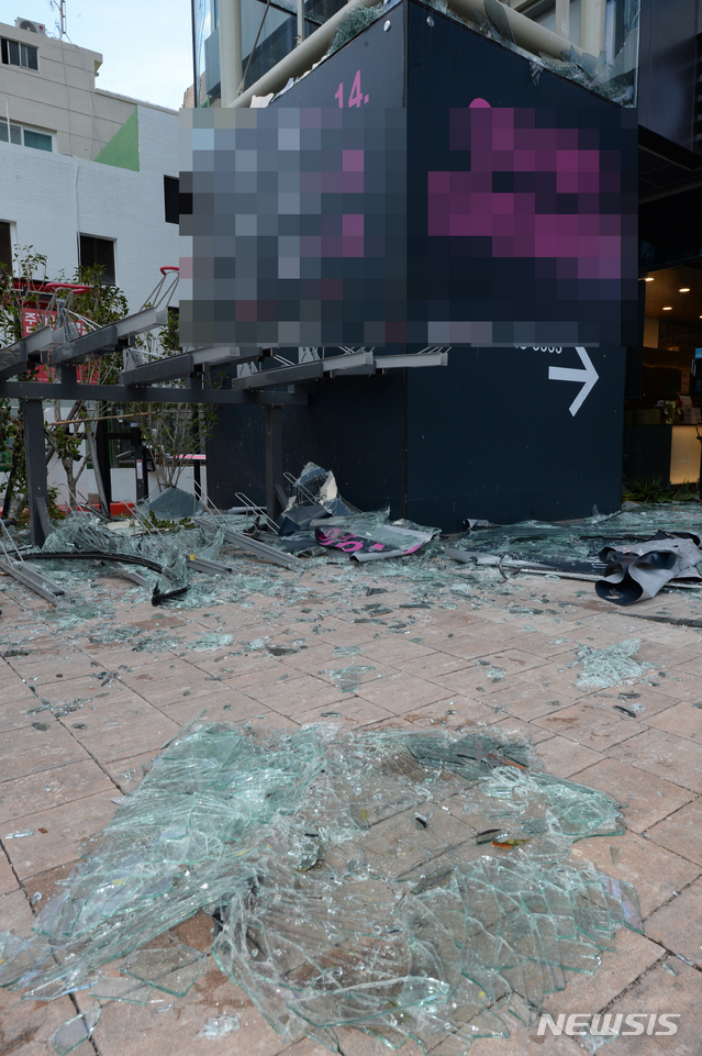 [울산=뉴시스] 배병수 기자 = 제9호 태풍 '마이삭'(MAYSAK)의 영향으로 울산지역에 태풍경보가 발효된 3일 오전 중구 성남동 한 상가 비상용 엘리베이트 유리가 강풍에 파손되어 있다. 2020.09.03.&nbsp; bbs@newsis.com