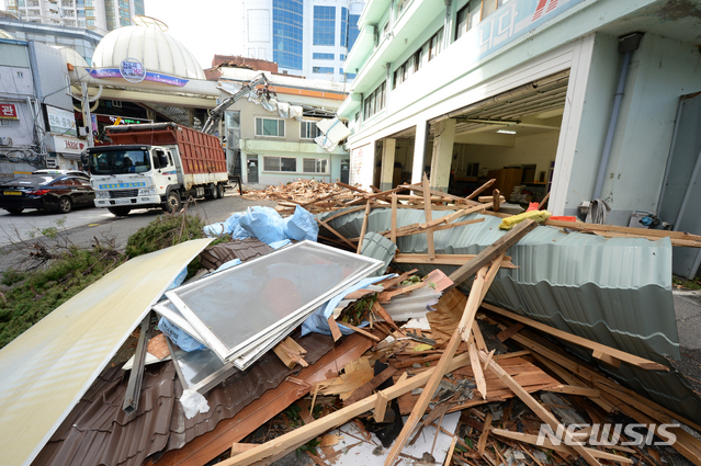 [울산=뉴시스] 배병수 기자 = 제9호 태풍 '마이삭'(MAYSAK)의 영향으로 울산지역에 태풍경보가 발효된 3일 오전 중구 성남동 119센터 건물이 강풍에 파손되어 있다. 2020.09.03.&nbsp; bbs@newsis.com