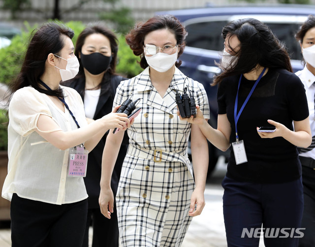 [서울=뉴시스] 최진석 기자 = 조국 전 법무부 장관의 배우자 정경심 동양대학교 교수가 3일 오전 서울 서초구 서울중앙지방법원에서 열린 사모펀드 및 자녀 입시비리 등 혐의 관련 공판에 출석하고 있다. 2020.09.03. myjs@newsis.com