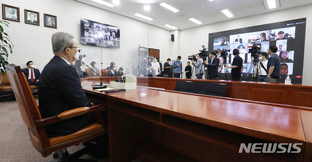 [서울=뉴시스] 배훈식 기자 = 김종인 국민의힘 비대위원장이 3일 오전 서울 여의도 국회에서 열린 비대위원장 취임 100일 기자회견에서 온라인 화상회의 시스템을 활용해 취재진의 질문에 답변하고 있다. 2020.09.03. photo@newsis.com