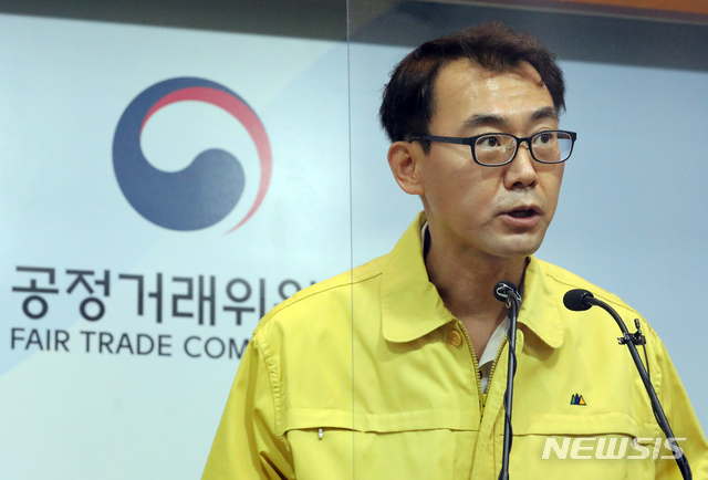[세종=뉴시스] 강종민 기자 = 신봉삼 공정거래위원회 사무처장이 3일 오전 정부세종청사에서 방문 판매 분야 불법 행위 점검 결과와 신종 코로나 바이러스 감염증(코로나19) 확산 차단 대책을 발표하고 있다. 2020.09.03. ppkjm@newsis.com