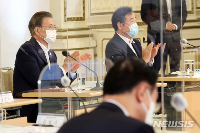 [서울=뉴시스]박영태 기자 = 문재인 대통령과 이낙연 더불어민주당 대표가 3일 오전 청와대에서 열린 제1차 한국판 뉴딜 전략회의에 참석해 금융권 참여방안에 대한 비대면 영상보고를 받은 후 박수를 치고 있다. 2020.09.03.since1999@newsis.com