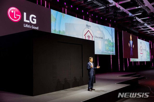 [서울=뉴시스]LG전자는 3일(현지시간) 독일 베를린에서 열린 IFA 2020에서 집에서 좋은 삶이 시작됩니다(Life’s Good from Home)를 주제로 프레스 콘퍼런스를 진행했다. BS사업본부 유럽사업담당 김경호 부사장이 LG 씽큐 홈을 소개하고 있다. (사진=LG전자 제공) 2020.09.03.&nbsp; photo@newsis.com