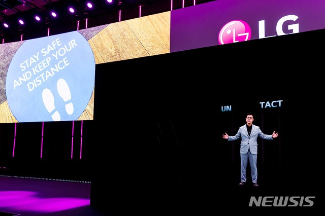 [서울=뉴시스]LG전자는 3일(현지시간) 독일 베를린에서 열린 IFA 2020에서 집에서 좋은 삶이 시작됩니다(Life’s Good from Home)를 주제로 프레스 콘퍼런스를 진행했다. 사진은 CTO 박일평 사장이 홀로그램으로 등장해 프레스 콘퍼런스를 진행하는 모습. (사진=LG전자 제공) 2020.09.03. photo@newsis.com