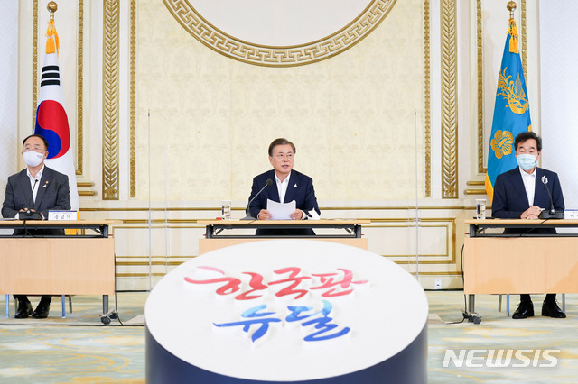 [서울=뉴시스]박영태 기자 =문재인 대통령이 3일 오전 청와대에서 열린 제1차 한국판 뉴딜 전략회의를 주재하고 있다. 왼쪽부터 홍남기 경제부총리 겸 기획재정부 장관, 문 대통령, 이낙연 더불어민주당 대표. 2020.09.03.&nbsp; since1999@newsis.com