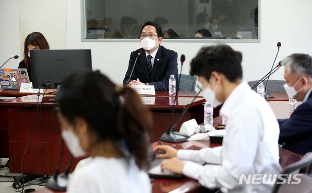 [서울=뉴시스] 전진환 기자 = 최대집 대한의사협회 회장이 3일 서울 용산구 대한의사협회 용산임시회관 회의실에서 열린 범의료계 4대악 저지투쟁 특별위원회 3차회의 시작에 앞서 자리에 앉아 있다. 2020.09.03.photo@newsis.com