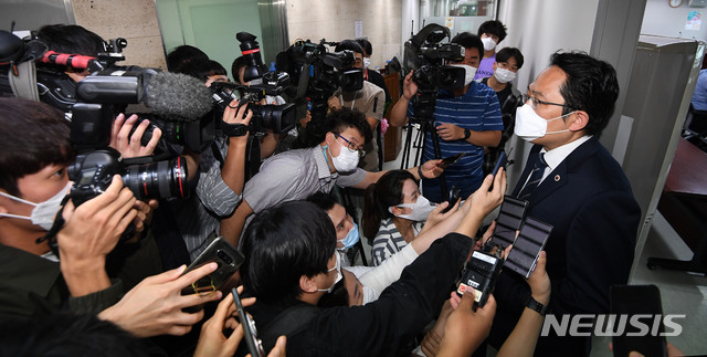 [서울=뉴시스] 전진환 기자 = 최대집 대한의사협회 회장이 3일 서울 용산구 대한의사협회 용산임시회관 회의실에서 열린 범의료계 4대악 저지투쟁 특별위원회 3차회의에 참석하며 기자들의 질문에 답하고 있다. 2020.09.03. photo@newsis.com 