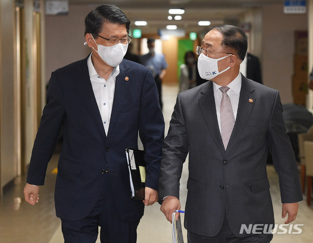 [서울=뉴시스]김명원 기자 = 홍남기 경제부총리 겸 기획재정부 장관과 은성수 금융위원장이 3일 서울 종로구 정부서울청사에서 '한국판 뉴딜 금융지원 방안' 관련 주요내용을 발표하기 위해 합동브리핑룸으로 향하고 있다. 2020.09.03. photo@newsis.com