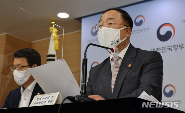 [서울=뉴시스]김명원 기자 = 홍남기 경제부총리 겸 기획재정부 장관이 3일 서울 종로구 정부서울청사 합동브리핑실에서 은성수 금융위원장과 함께 '한국판 뉴딜 금융지원 방안' 관련 주요내용을 발표하고 있다. 2020.09.03. kmx1105@newsis.com
