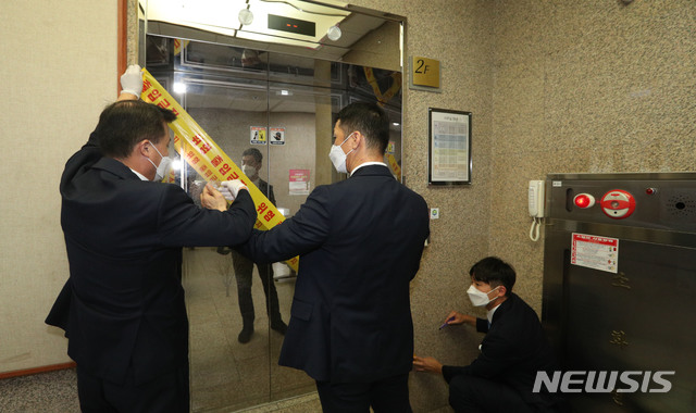 [서울=뉴시스] 배훈식 기자 = 3일 오후 국민의 힘당 정책위의장실 근무하는 행정비서가 코로나19 확진을 받은 가운데 방호요원들이 본청 2층을 폐쇄하고 있다. 2020.09.03.&nbsp; photo@newsis.com