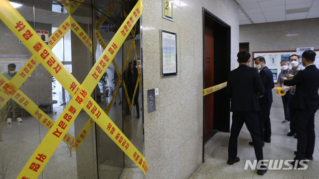 [서울=뉴시스] 배훈식 기자 = 3일 오후 국민의힘 정책위의장실 근무하는 행정비서가 코로나19 확진을 받은 가운데 방호요원들이 본청 2층을 폐쇄하고 있다. 2020.09.03.&nbsp; photo@newsis.com 