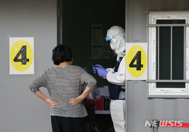 [서울=뉴시스] 고승민 기자 = 일일 신규 확진자 수가 17일만에 100명대로 줄어든 것으로 알려진 3일 서울의 한 보건소 선별진료소에서 의료진이 검사 업무를 수행하고 있다. 2020.09.03.  kkssmm99@newsis.com