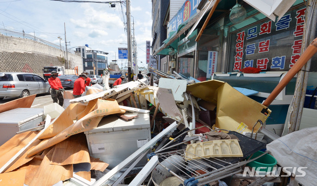 [안동=뉴시스] 제9호 태풍 ‘마이삭’이 강타한 지난 달 3일 경북 포항시 남구 구룡포읍 해안가. (사진=뉴시스 DB) 2020.10.12