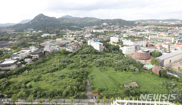 [서울=뉴시스] 박미소 기자 = 서울시가 지난 2일 종로구 송현동 대한항공 사유지 공원화 추진계획을 도시계획위원회에 보고한 가운데 3일 오후 서울 종로구 송현동 부지가 보이고 있다. 2020.08.03.&nbsp; misocamrea@newsis.com