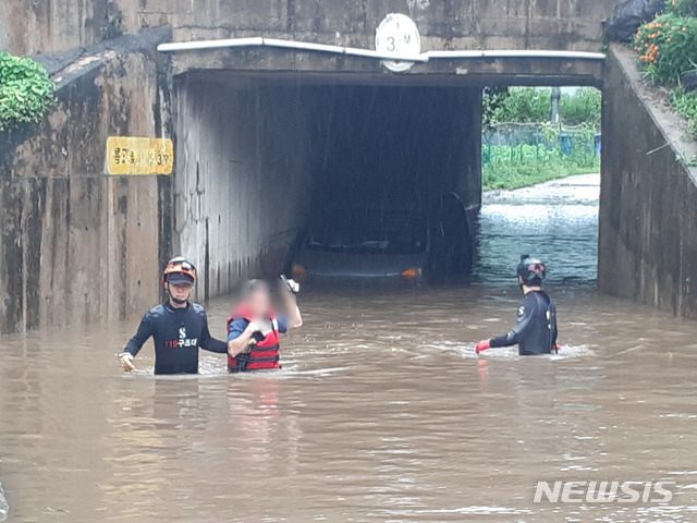 [서울=뉴시스] 박민석 기자 = 소방대원들이 3일 오전 충북 옥천군에서 태풍 마이삭으로 인해 침수된 차량에서 인명 구조 작업을 하고 있다. (사진=소방청 제공) 2020.09.03. photo@newsis.com