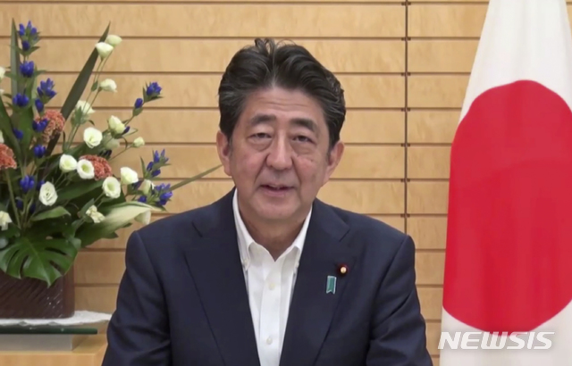 [도쿄=AP/뉴시스]일본 환경부가 제공한 사전녹화 동영상 사진에 아베 신조 일본 총리가 3일 환경 관련 온라인 화상 회의 중 발언하고 있다. 안토니우 구테흐스 유엔 사무총장은 일본과 다른 부유한 나라들이 코로나19 대유행에서 회복하면서 석탄과 다른 화석 연료에 대한 의존을 포기하고 녹색 에너지 투자에 전념할 것을 촉구했다. 2020.09.03.