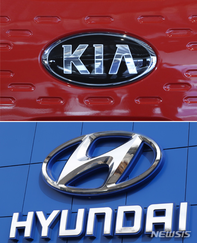 [AP/뉴시스]기아자동차의 로고와 미 콜로라도주 리틀턴의 현대자동차 대리점의 로고를 합성한 사진. 현대·기아차는 3일(현지시간) 엔진 화재를 일으킬 수 있는 브레이크액 누출을 고치기 위해 미국에서 59만1000대 이상의 차량을 리콜한다고 밝혔다. 2020.9.4·