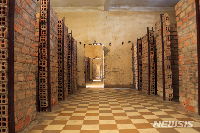 [청주=뉴시스] 캄보디아 투얼슬렝 대학살 박물관 내부. (사진=청주시 제공) photo@newsis.com