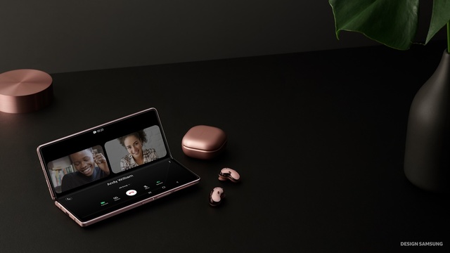 [서울=뉴시스] 갤럭시 Z 폴드 2를 일정 각도로 펼쳐 고정하면, 앱이 ‘플렉스 모드’에 맞춰 위·아래 화면으로 분할된다. 사진 삼성전자