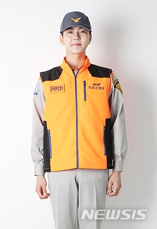 [대구=뉴시스]이지연 기자 = 한국섬유개발연구원과 (주)지구가 공동 개발한 의용소방대원복. (사진=한국섬유개발연구원 제공) 2020.09.04. photo@newsis.com