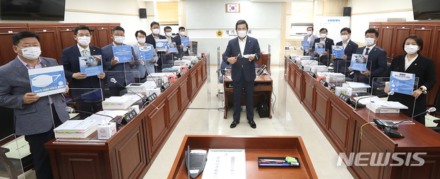 경기도의회가 '마스크 귀걸이 자르기' 캠페인 벌인 까닭
