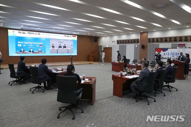 [홍성=뉴시스] 충남도가 전기자동차 전용 배터리 팩을 생산하는 독일 기업과 투자유치 협약을 맺고 있다.