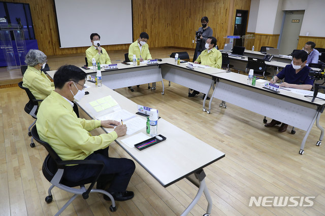 [홍성=뉴시스] 양승조 충남지사가 청양군청에서 김돈곤 군수와 관계자들이 참석한 가운데 김치 제조공장 코로나19 집단감염에 대한 방역대책을 논의하고 있다.  