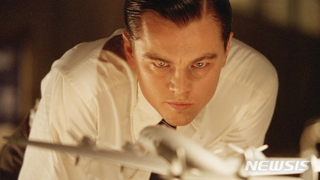 [서울=뉴시스] 영화 '에비에이터' 스틸컷. (사진=왓챠 제공)