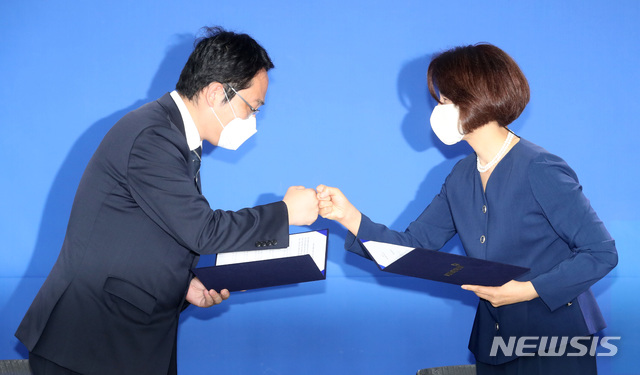 [서울=뉴시스] 박미소 기자 = 한정애(오른쪽) 더불어민주당 정책위의장과 최대집 대한의사협회장이 4일 오전 서울 여의도 민주당사에서 정책협약 이행 합의서에 사인 후 주먹을 맞대고 있다. 2020.09.04.&nbsp; photo@newsis.com 