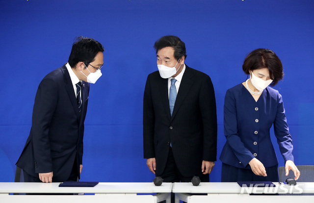 [서울=뉴시스] 박미소 기자 = 한정애(오른쪽) 더불어민주당 정책위의장과 최대집(왼쪽) 대한의사협회장이 4일 오전 서울 여의도 민주당사에서 정책협약 이행 합의서에 서명을 한 후 이낙연 더불어민주당 대표와 인사를 나누고 있다. 2020.09.04.&nbsp; photo@newsis.com 