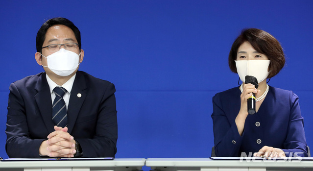 [서울=뉴시스] 박미소 기자 = 한정애(오른쪽) 더불어민주당 정책위의장이 4일 오전 서울 영등포구 더불어민민주당사에서 열린 더불어민주당-대한의사협회 정책협약 이행 합의서 서명식에 참석해 인사말을 하고 있다. 왼쪽은 최대집 대한의사협회장. 2020.09.04.&nbsp; photo@newsis.com