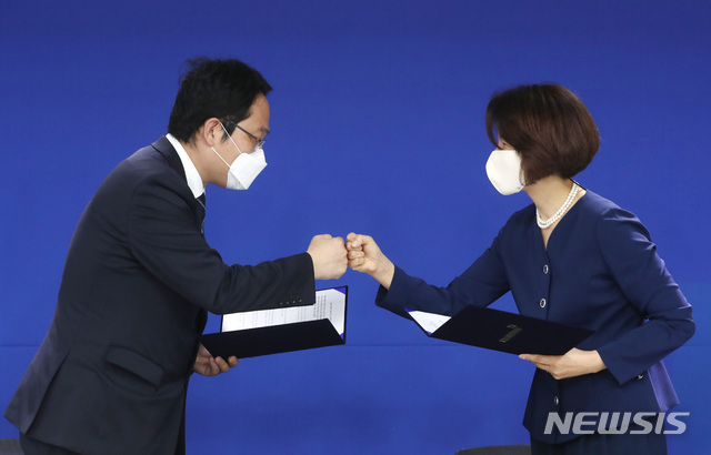 [서울=뉴시스] 박미소 기자 = 한정애(오른쪽) 더불어민주당 정책위의장과 최대집 대한의사협회장이 4일 오전 서울 여의도 민주당사에서 정책협약 이행 합의서에 서명을 한뒤 주먹을 맞대고 있다. 2020.09.04.&nbsp; photo@newsis.com