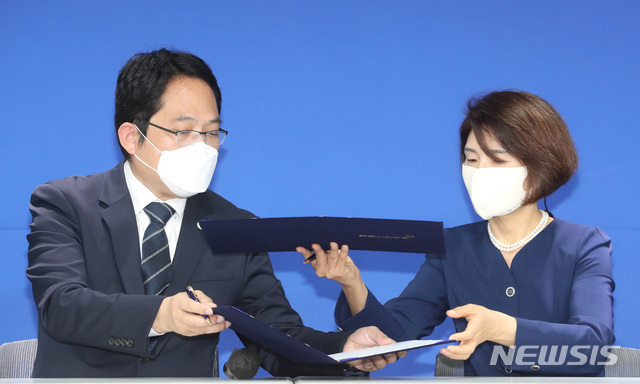 [서울=뉴시스] 박미소 기자 = 한정애(오른쪽) 더불어민주당 정책위의장과 최대집 대한의사협회장이 4일 오전 서울 여의도 민주당사에서 정책협약 이행 합의서에 서명을 한뒤 합의서를 교환하고 있다. 2020.09.04.&nbsp; photo@newsis.com