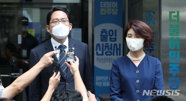 [서울=뉴시스] 박미소 기자 = 최대집 대한의사협회장이 더불어민주당 정책협약 이행 합의서 체결식을 마치고 4일 오전 서울 여의도 더불어민주당사 앞에서 취재진의 질문에 답하고 있다. 오른쪽은 한정애 더불어민주당 정책위의장. 2020.09.04.&nbsp; photo@newsis.com