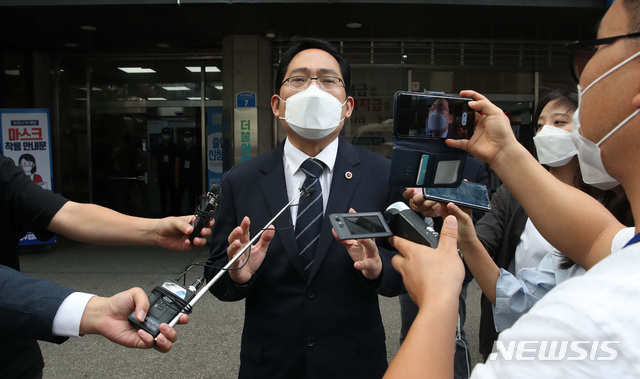 [서울=뉴시스] 박미소 기자 = 최대집 대한의사협회장이 더불어민주당 정책협약 이행 합의서 체결식을 마치고 4일 오전 서울 여의도 더불어민주당사 앞에서 취재진의 질문에 답하고 있다.  2020.09.04. photo@newsis.com