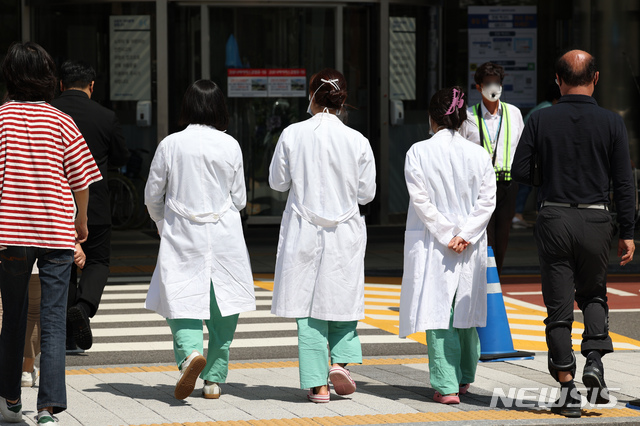 [서울=뉴시스] 서울대병원에서 의사들이 병원 건물로 들어서고 있다. (사진=뉴시스DB). 2024.01.21. photo@newsis.com