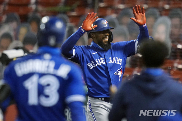 [보스턴=AP/뉴시스] 테오스카 에르난데스(토론토 블루제이스)는 4일(한국시간) 미국 보스턴의 펜웨이파크에서 열린 '2020 메이저리그(MLB)' 보스턴 레드삭스와의 원정경기에서 연장 10회초 결승 스리런 홈런을 터뜨렸다.