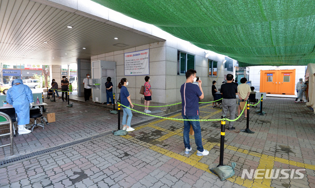 [대구=뉴시스] 이무열 기자 = 지난달 29일 대구 북구 소재 동우빌딩 지하1층에서 열린 동충하초 사업설명회가 코로나19 확산지로 지목되고 있는 가운데 4일 오전 대구 북구 침산동 북구보건소에 마련된 코로나19 선별진료소를 찾은 시민들이 검사를 받기 위해 줄을 서 있다. 2020.09.04.lmy@newsis.com