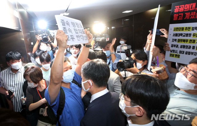 [서울=뉴시스]전진환 기자 = 정부 합의에 반대하는 전공의들의 물리력 행사로 인해 최대집 대한의사협회장과 합의서에 서약하지 못한 박능후 보건복지부 장관이 4일 합의 장소인 서울 중구 한국건강증진개발원을 떠나고 있다. 2020.09.04.&nbsp; photo@newsis.com