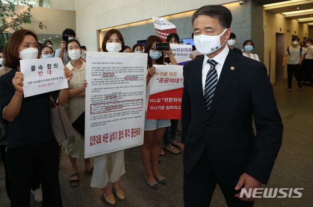 [서울=뉴시스]전진환 기자 = 박능후 보건복지부 장관이 4일 오후 서울 중구 한국증진개발원에서 열릴 예정이었던 '의과대학 정원 확대 등 의료정책과 관련한 협상에 대한 합의문 서명식' 전공의들의 반대로 무산되자 돌아가고 있다. 2020.09.04. photo@newsis.com