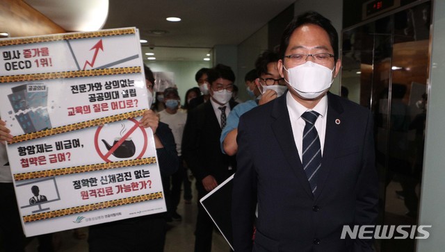 [서울=뉴시스]전진환 기자 = 최대집 대한의사협회장이 박능후 보건복지부장관과 의대정원 원점 재논의 정책협약 이행 합의서 체결을 위해 4일 서울 충무로 남산스퀘어빌딩에 위치한 한국건강증진개발원으로 향하던 중 전공의들의 반발로 발길을 돌리고 있다. 2020.09.04. photo@newsis.com