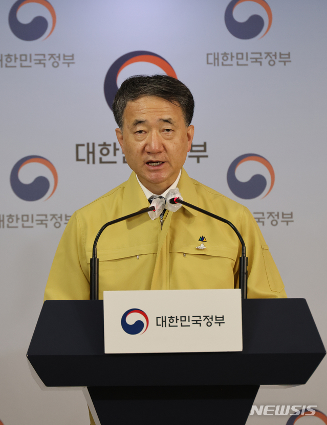 [서울=뉴시스]김명원 기자 = 박능후 중앙재난안전대책본부(중대본) 1차장(보건복지부 장관)이 4일 서울 종로구 정부서울청사 합동브리핑실에서 수도권의 강화된 '사회적 거리 두기' 조치 관련 발표를 하고 있다. 2020.09.04. kmx1105@newsis.com