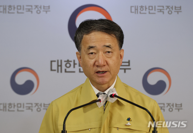 [서울=뉴시스]김명원 기자 = 박능후 중앙재난안전대책본부(중대본) 1차장(보건복지부 장관)이 4일 서울 종로구 정부서울청사 합동브리핑실에서 수도권의 강화된 '사회적 거리 두기' 조치 관련 발표를 하고 있다. 2020.09.04. kmx1105@newsis.com