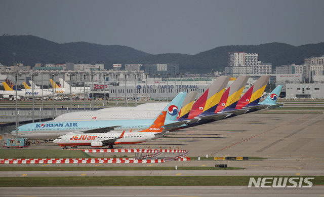 [인천공항=뉴시스] 박미소 기자 = HDC현대산업개발의 아시아나항공 인수가 무산된 가운데 4일 오후 인천국제공항 주기장에 아시아나항공 여객기들이 세워져 있다. 2020.09.04.  misocamera@newsis.com