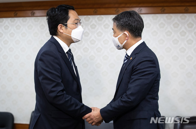 [서울=뉴시스] 김명원 기자 = 박능후(오른쪽) 보건복지부 장관과 최대집 대한의사협회장이 4일 오후 서울 종로구 정부서울청사에서 열린 의·정 협의체 구성 합의서 체결식에서 서명을 마친 뒤 악수를 하고 있다. 2020.09.04.&nbsp; photo@newsis.com