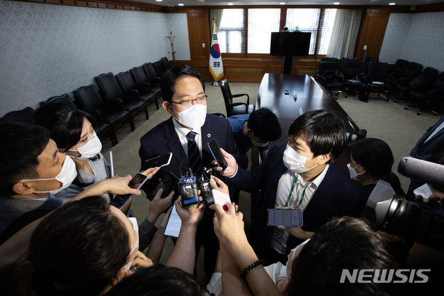 [서울=뉴시스] 김명원 기자 = 최대집 대한의사협회장이 4일 오후 서울 종로구 정부서울청사에서 열린 의·정 협의체 구성 합의서 체결식을 마친 후 취재진의 질문에 답하고 있다. 2020.09.04. photo@newsis.com