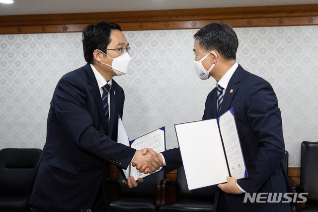 [서울=뉴시스] 김명원 기자 = 박능후(오른쪽) 보건복지부 장관과 최대집 대한의사협회장이 4일 오후 서울 종로구 정부서울청사에서 열린 의·정 협의체 구성 합의서 체결식에서 서명을 마친 뒤 악수를 하고 있다. 2020.09.04. photo@newsis.com