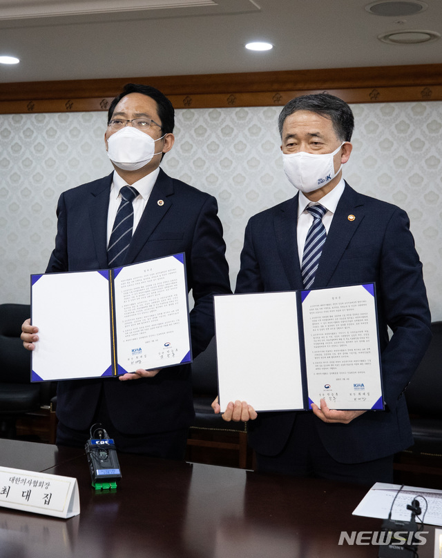 [서울=뉴시스] 김명원 기자 = 박능후(오른쪽) 보건복지부 장관과 최대집 대한의사협회장이 4일 오후 서울 종로구 정부서울청사에서 열린 의·정 협의체 구성 합의서 체결식에서 서명을 마친 뒤 포즈를 취하고 있다. 2020.09.04. photo@newsis.com