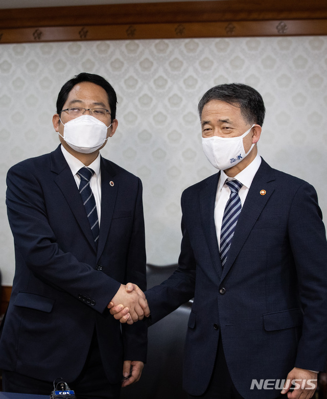 [서울=뉴시스] 김명원 기자 = 박능후(오른쪽) 보건복지부 장관과 최대집 대한의사협회장이 4일 오후 서울 종로구 정부서울청사에서 열린 의·정 협의체 구성 합의서 체결식에서 서명을 마친 뒤 악수를 하고 있다. 2020.09.04.&nbsp; photo@newsis.com